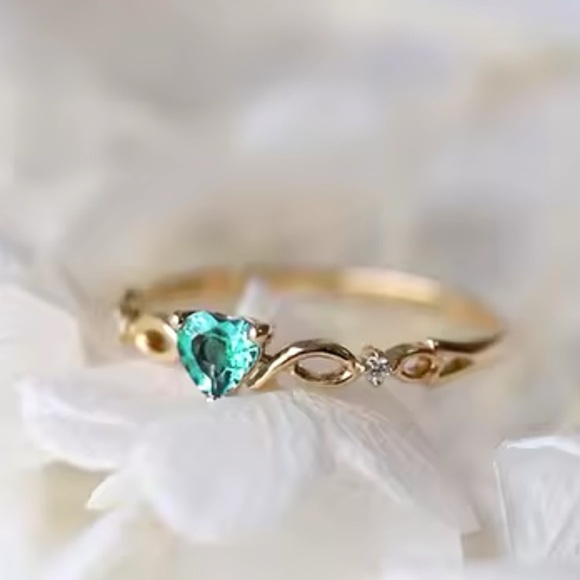 NWT Heart Shaped Gold Tone Multicolour Ring size 7 - Picture 1 of 4